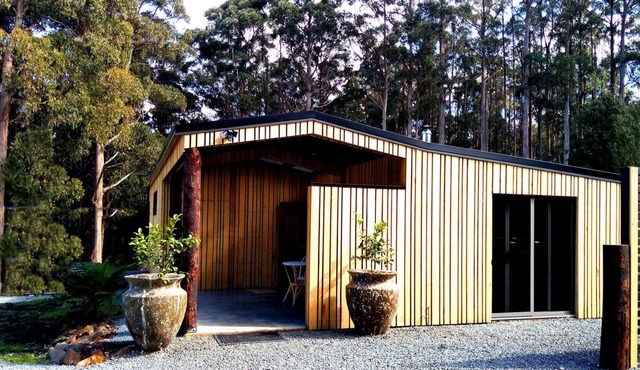 Relax and indulge in a country garden at Franklin, Tasmania