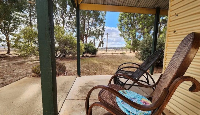 Relax at our charming 1912 farm cottage in Clare Valley's Hill River