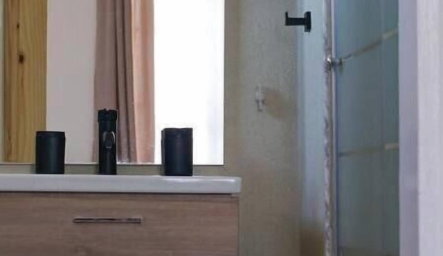 Relax in peace and comfort in a 1-bedroom Flat in Christ Church with WiFi, AC in Oistins