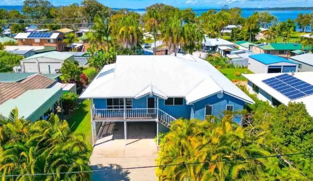 Relax in vacay home w/breezes 2 mins from bay/ swim or hike foreshore trails!