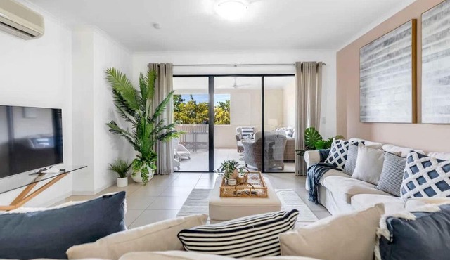 Relaxed Coastal Charm - A Stylish Resort-style Haven