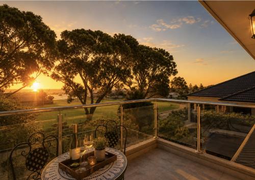 Relaxed Coastal Retreat Walk to Beach