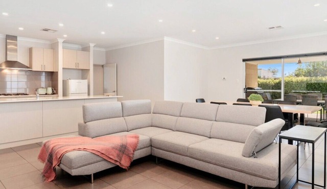 Relaxing 4-Bedroom Holiday Home near Mandurah Foreshore - Estuary Break, Erskine