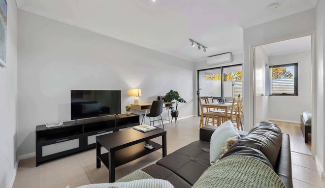 Relaxing Rockingham 2BR | Balcony & Parking