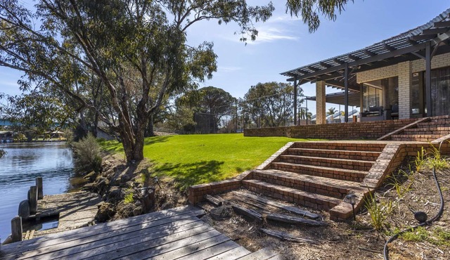 Renovated River Frontage with Private Jetty, Tennis Court, Pool Table. Free WIFI