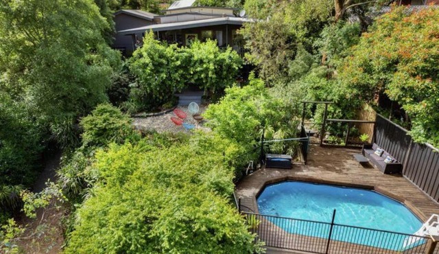 Resort-style 5 bdrm home w pool, spa & billiards!