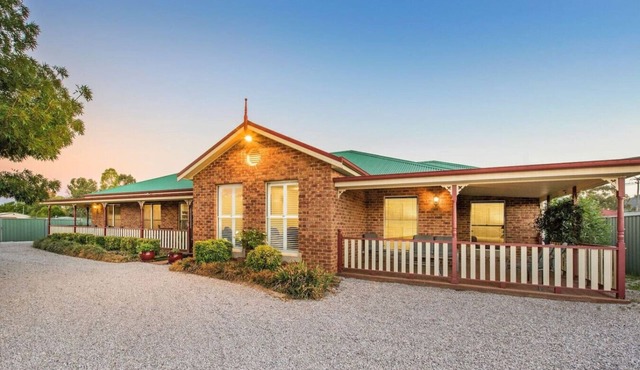 Resort style villa with pool “Rest Easy Mudgee”