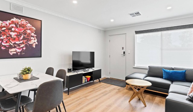 Rest easy in this cozy, quiet and secure, 2 bedroom unit in Payneham South with no stairs. Linen hire included + Aircon throughout. Easy free parking and wifi too!