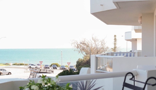 Ric's Cottesloe, Stunning, Parisian-inspired, beach-front living in Cottesloe