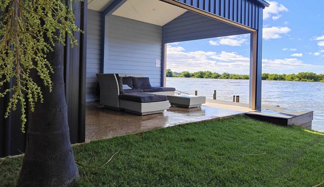River Life - Holiday Home with Secluded Riverbank