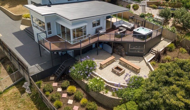 River View Holiday House 10 min to CBD. Sleeps 8