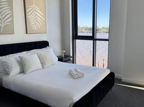 Riverfront Luxe 2Bed Pool Parking