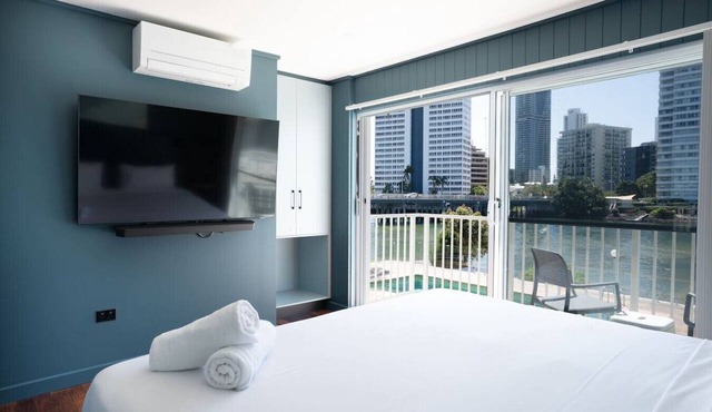 Riverfront Villa 6 Surfers Paradise with Pool