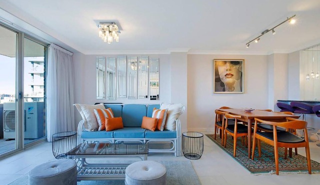'Riverside Terrace' Inner-city Retro-chic with Pool