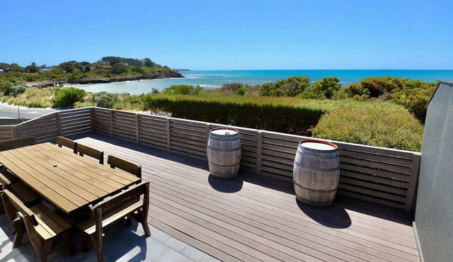 'Robe On The Beach' - Large, sprawling beachfront holiday home in Robe.