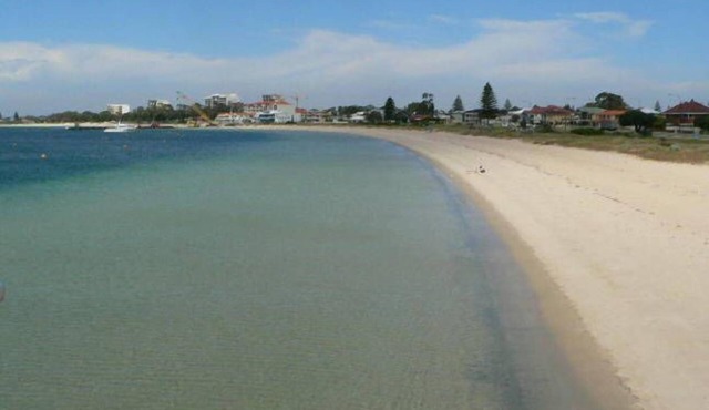 ROCKINGHAM Beach Holiday House
