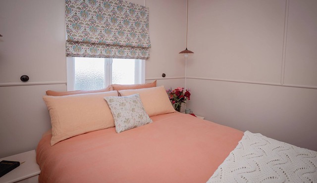 Roma QLD vintage cottage w/laid back comfort, located on a small farm