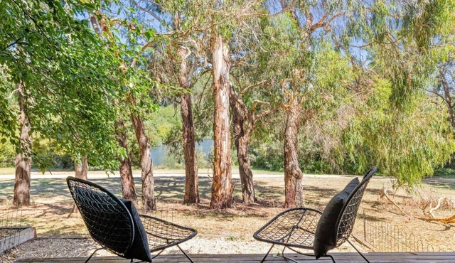 Romantic Daylesford Lakefront: Fireplace, King Bed, Spa