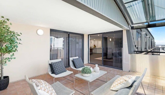 Rooftop Apartment w/Cocktail Bar, Balcony & Pool