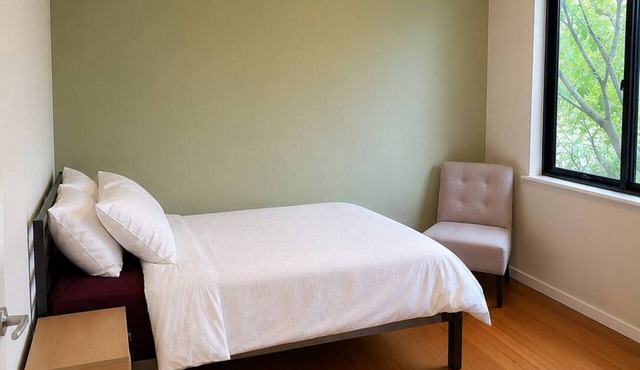 Room 1 - Single Bed |Safe, Close to CBD & Ocean