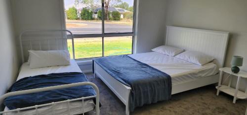 Room In Dubbo With Queens Beds