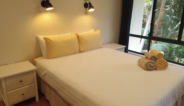 Room with peaceful bush views near Angourie's famous surf. Pet friendly. in Wooloweyah