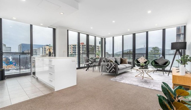 Roomy 2BR 2BA City-Centre Apt - Hosted by CanStay