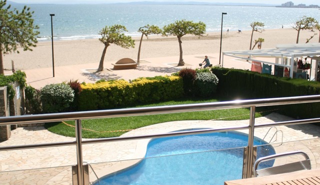 ROSES, ON THE BEACH, perfect for families: POOL + WIFI + PARKING + TV in Roses