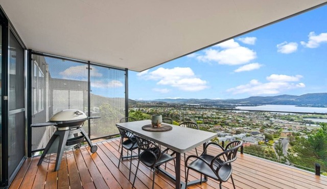 Rosetta Vista Architectural Haven with River Views