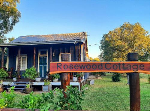 Rosewood Cottage -Entire 2 bedroom home with Netflix & WiFi