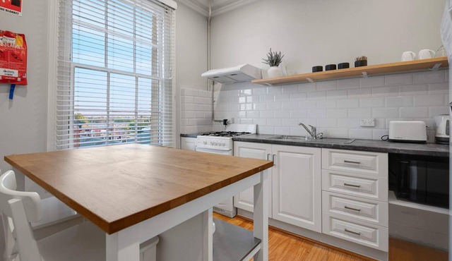 Royal Apartment 2. Alfresco Balcony. Bathurst CBD
