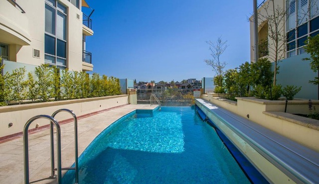 Royal Respite Spacious Apartment - Walk to Restaurants