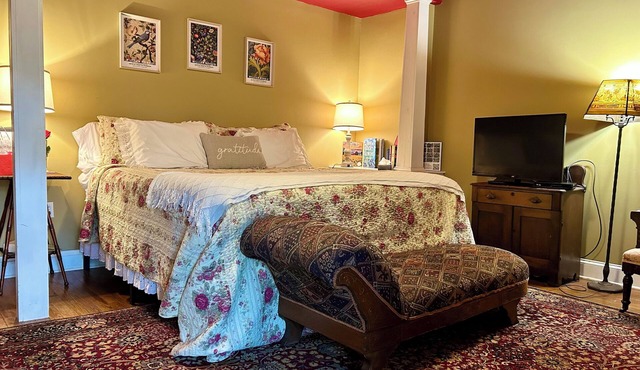 Ruby Room -The Amethyst Inn Bed & Breakfast- jacuzzi tub, fireplace, breakfast in Adamstown