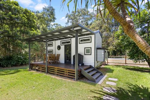 Rural Oasis - Tiny Home 2BR Cabin & Outdoor Firepit Experience