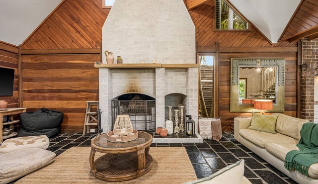 Rustic 4 Bedroom Retreat, Pool & Pets in CRESCENT HEAD