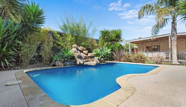 Rustic Bubbles - house with games room, solar heated pool and pet friendly