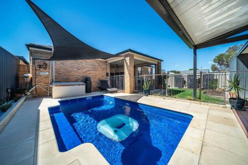 Sailors' Retreat - Family Pool Oasis by Largs Beach