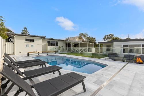 Samphire House - Fireplace with Heated Swimming Pool