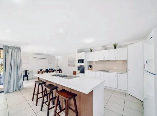 Sandstone Pt Pet friendly 4-bedroom home