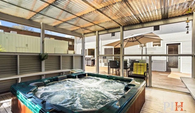 Sandy Bay Getaway w Spa 4 Bdr