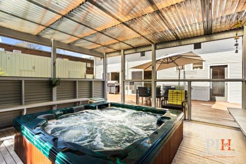 Sandy Bay Getaway w Spa 4 Bdr