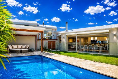 Sant's Beach Retreat - Private Pool and Fire Pit