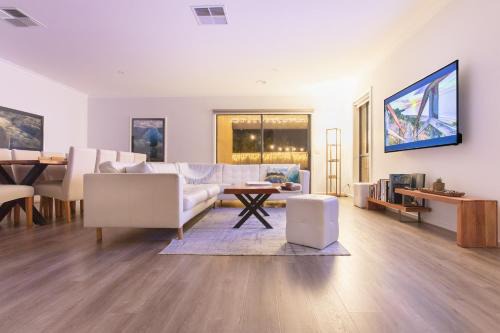 Sauna, King Beds, Tranquility Base Fun Large Home