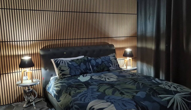 Sauvage - Spacious One Bedroom Apartment with Garden Courtyard.