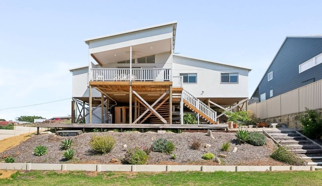 Scarp n Sea – Sauna, Views & Serene Coastal Escape