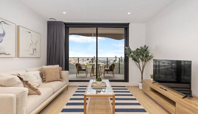 Sea View 2BR w Best Rooftop Pool in Melb!