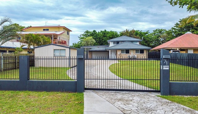 SeaBreeze On Todd - Beachfront Property With Pool