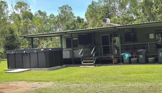 SEACLUDED-HOLIDAY HOUSE close to the beach, with Pool & deck