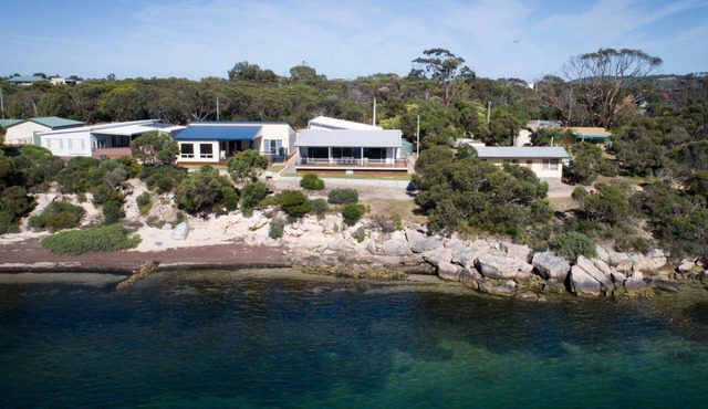Seasalt - Stunning Property - Absolute Waterfront - Architecturally designed for casual living