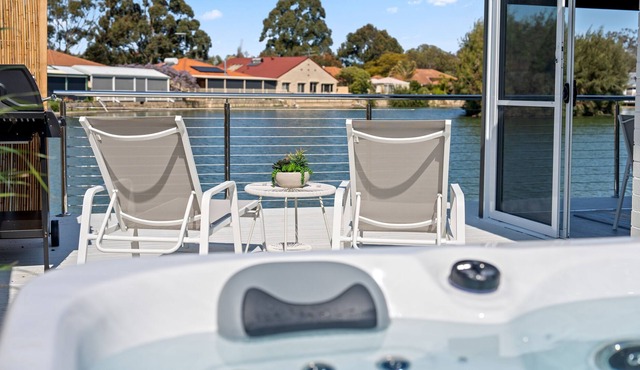Seashells Lake House, with Sensational Hot Tub